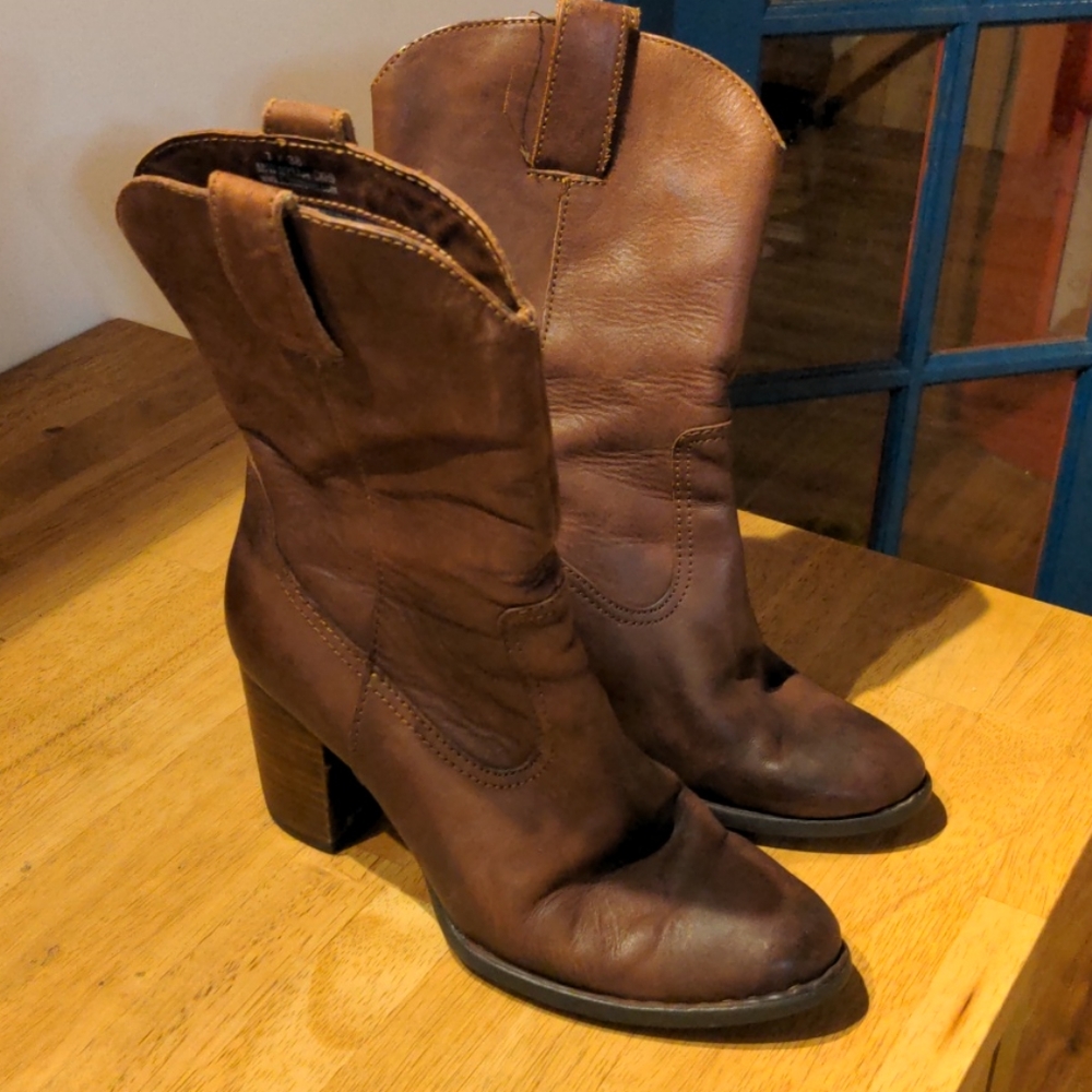 Born Crown boots